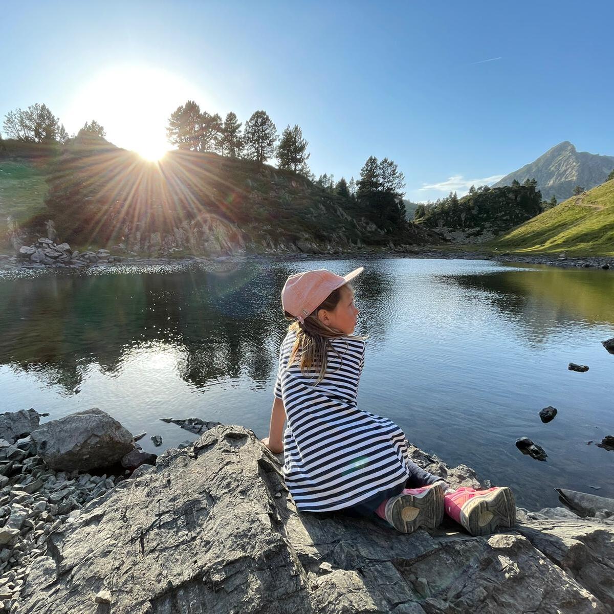 Fillette au bord du lac d'Orédon dans la Réserve naturelle