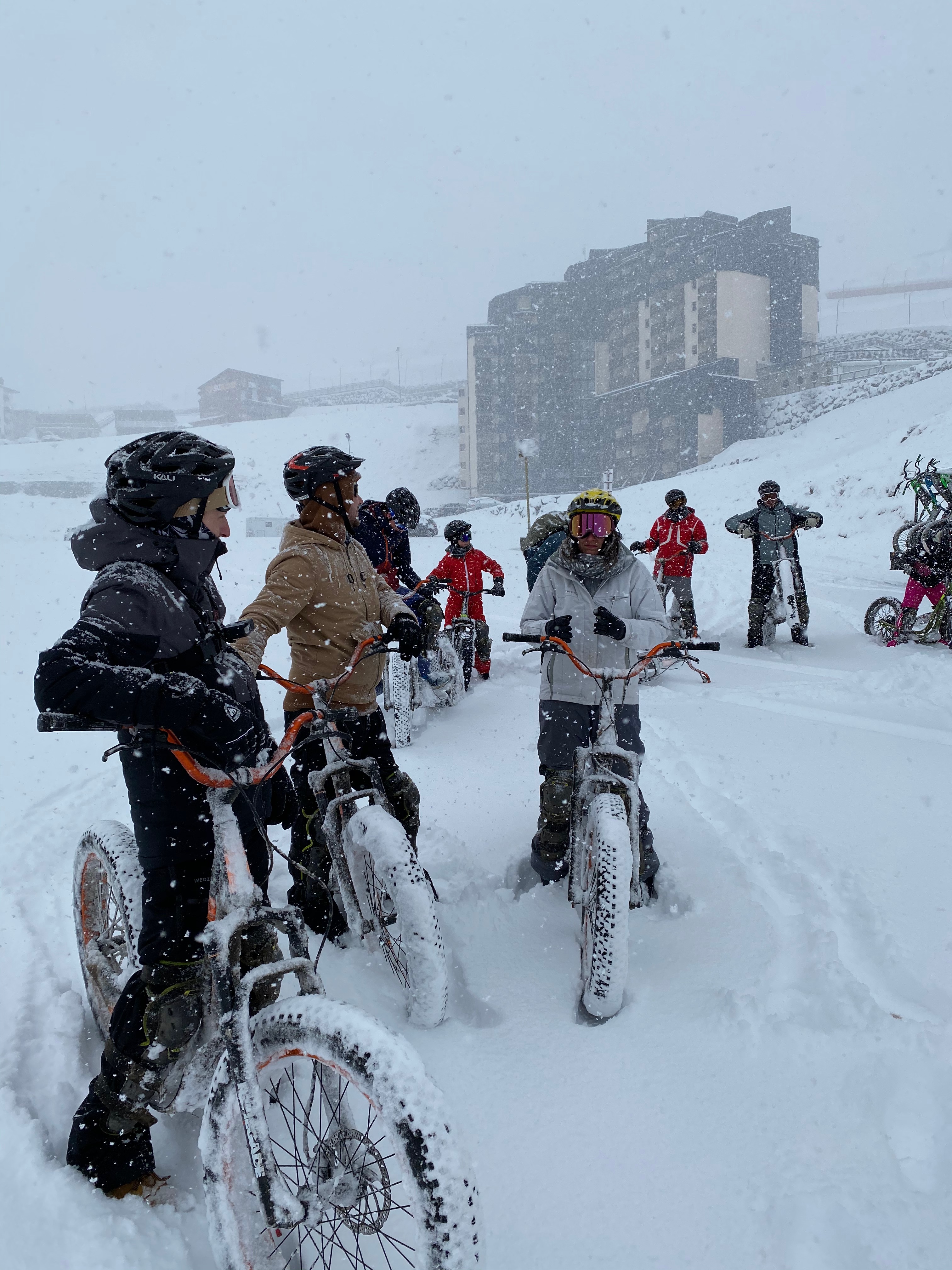 Groupe en trottinette sur neige