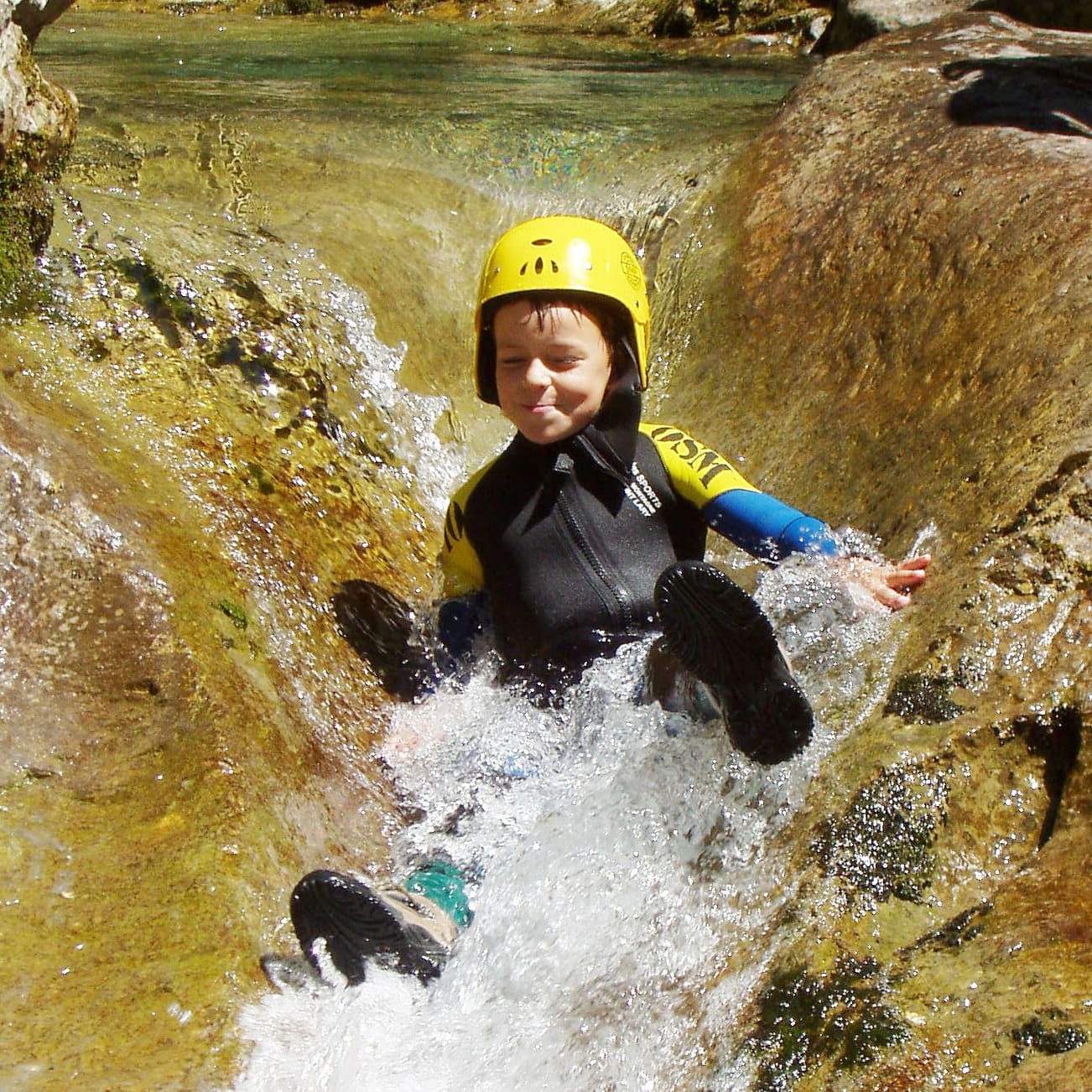 enfant qui fait du toboggans en canyon