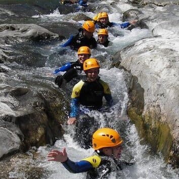 Groupe d'ados en canyons sur toboggans