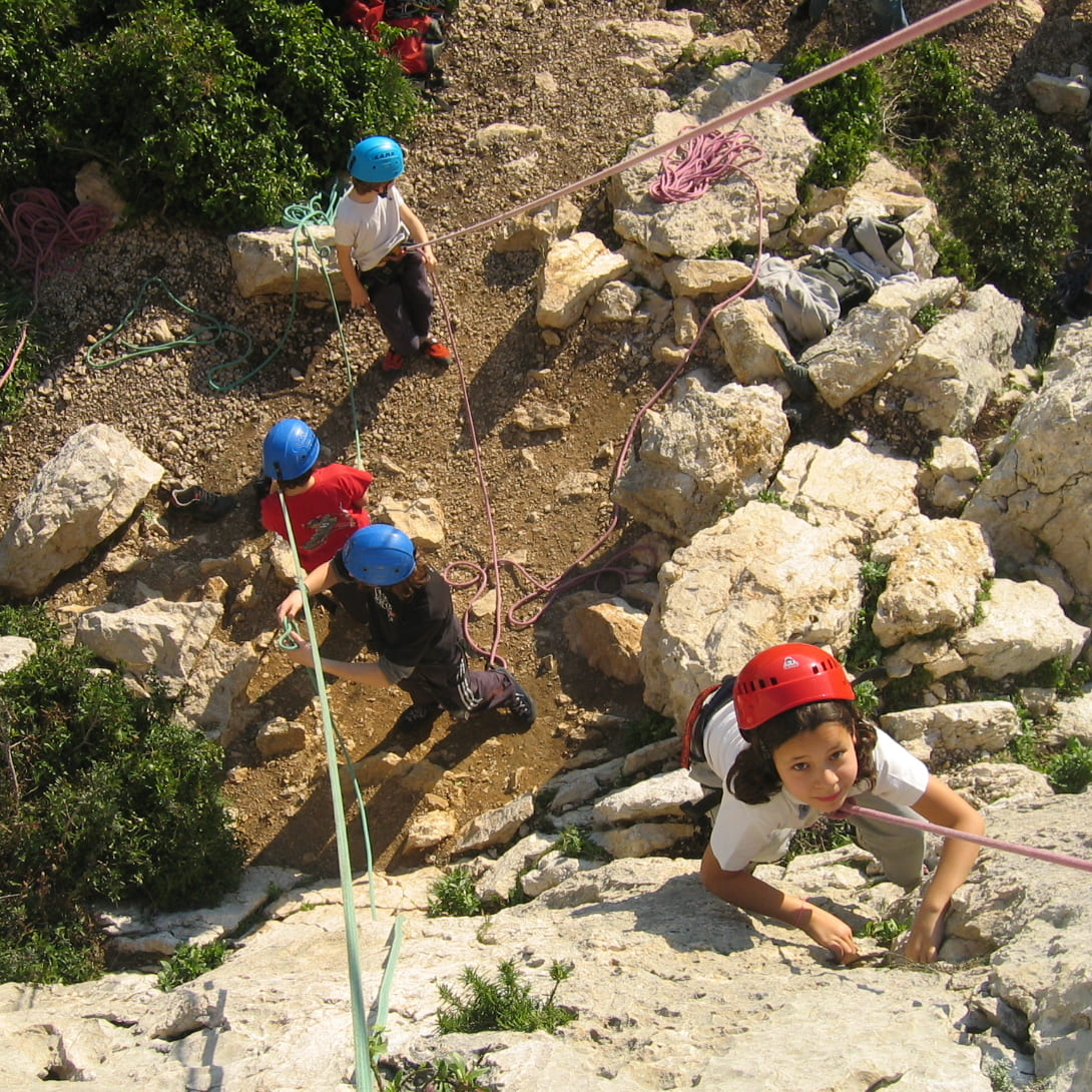 groupe d'enfants en initiation escalade