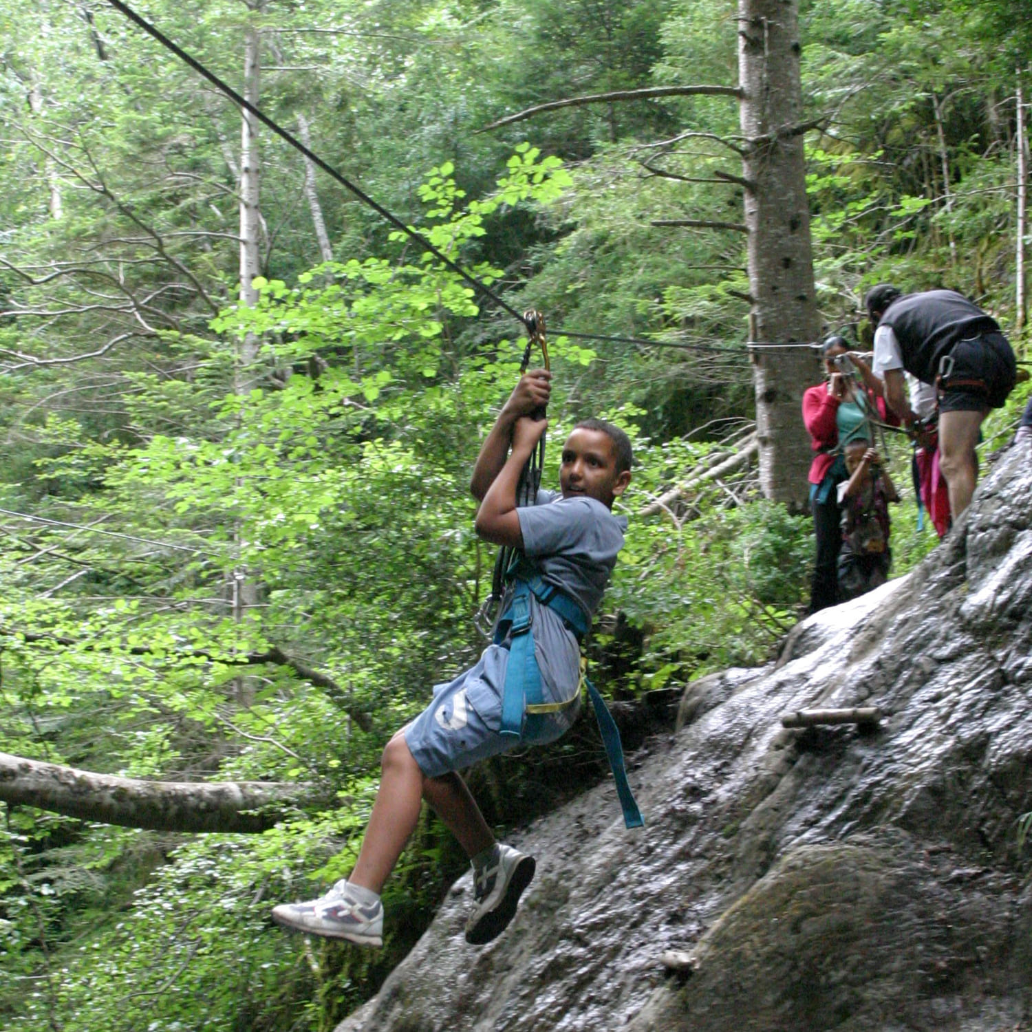 Ados en tyrolienne sur parcours aventures