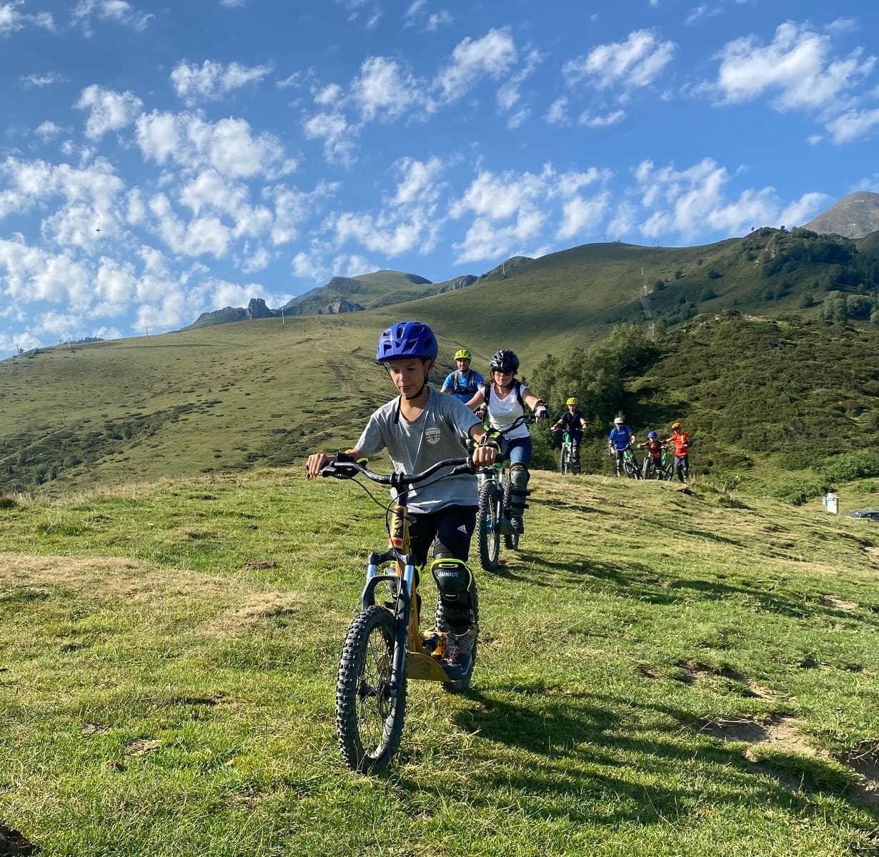 Ados en descente de trottinette