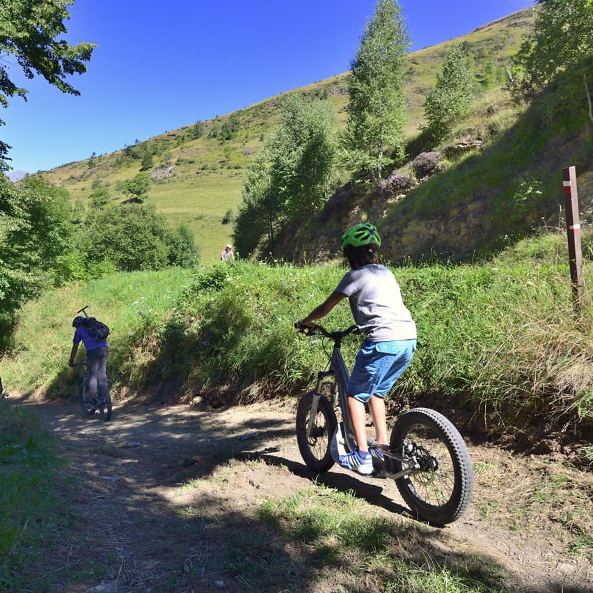 Jeune en trottinette de montagne